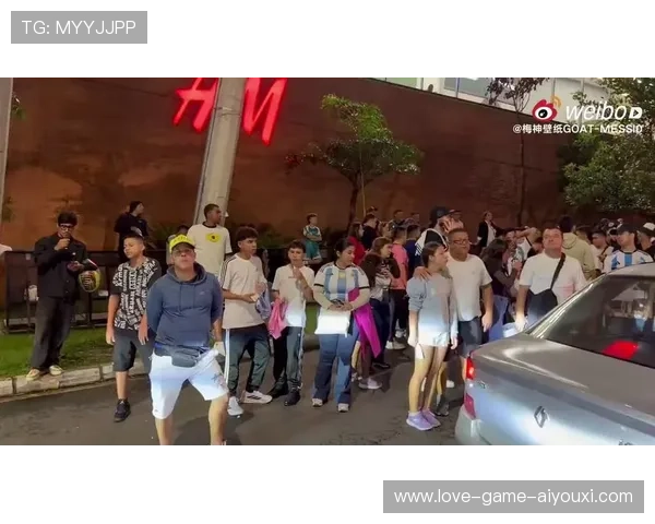 梅西夜间街头被粉丝围堵，场面温暖而紧张